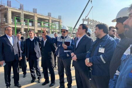بازدید مدیرعامل بانک ملت از شرکت های پالایش نفت و پتروشیمی تبریز