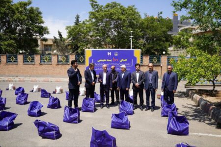 کارکنان بانک صادرات آذربایجان‌شرقی ۳ میلیارد ریال بسته معیشتی اهدا کردند