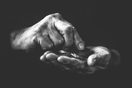 حداقل دستمزد در سال ۹۰ برابر ۷.۲ گرم طلا بود، امروز برابر با یک گرم/ نمودار