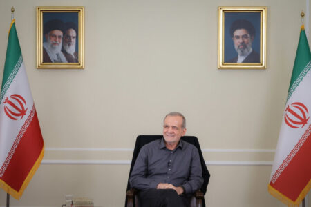 روایت پزشکیان از جلسه با رهبر شهید درباره استیضاح وزرا/ در محاصره هستیم و نمی‌توانیم بنزین وارد کنیم/ عده‌ای در داخل نمی‌خواهند تحریم‌ها برداشته شود