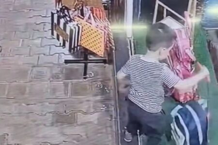 ویدئوی که وایرال شد؛ وادار کردن کودک به دزدی یک کیف/ همراهان کودک والدین او بودند؟